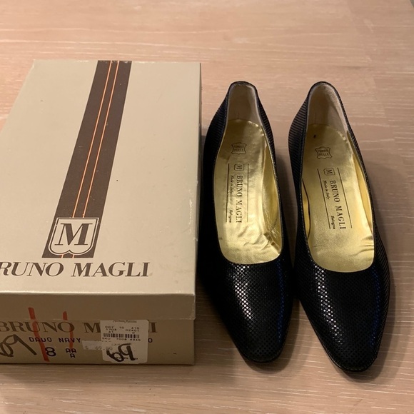 Bruno Magli Shoes - Bruno Magli Tomaia Pelle dark Navy Blue low heel textured Size 8AAA, NIB